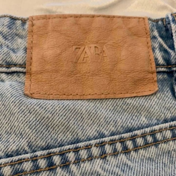 ZARA Light Blue Denim Jeans with Silver Logo Button - Picture 6 of 6